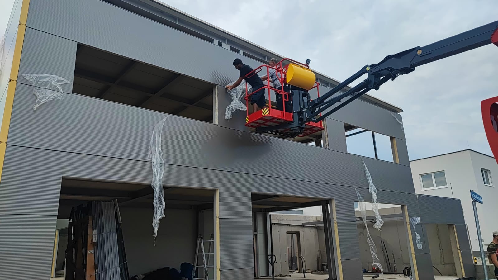 Montagearbeiten an der Fassade der Gewerbehalle